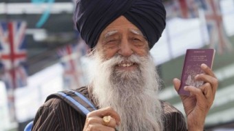 World’s Oldest Runner Fauja Singh in Vegas, USA – smiles whilst clocking up the miles!