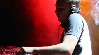 DJ Matt Howes in UK: 1 DJ, 1 Arm, 4 Decks… Limitless Talent