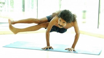 Ivan Stanley maintains Sirsasana Yoga pose for 61 minutes in Dubai